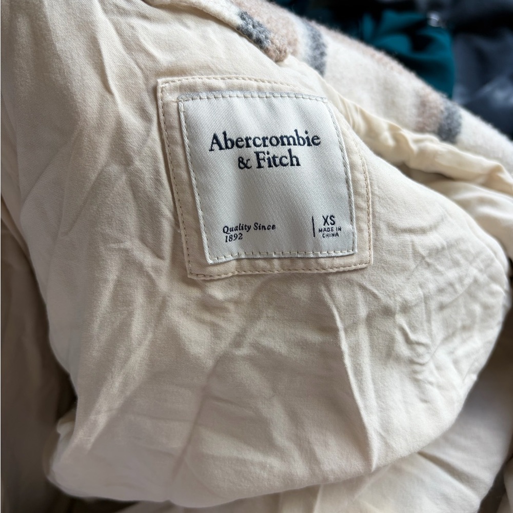Abercrombie & Fitch cropped, plaid teddy shacked in Cream and Brown - Picture 3 of 3